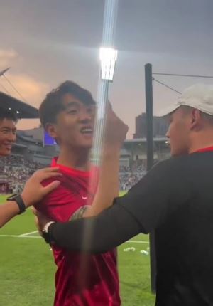 韦世豪替补登场前就被球迷集体辱骂：我XXX  韦世豪：来，你下来