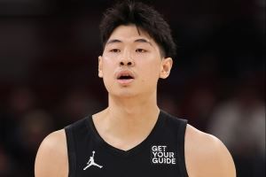 还挺巧🧐河村勇辉选8号&崔永熙此前在篮网也是8号 杨瀚森是16号
