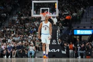 杨毅：保罗是最棒的核心控卫 斯托克顿关键球硬解不行 纳什没防守