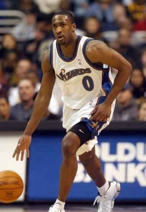 A史密斯：阿里纳斯别嬉皮笑脸了 你持枪后还开玩笑彻底惹怒斯特恩