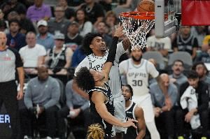 希望无碍！马刺队记：哈珀脚穿保护靴 拄着拐杖离开了球馆