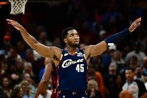 末节14分定胜局!米切尔21中10砍全场最高30分外加5板5助